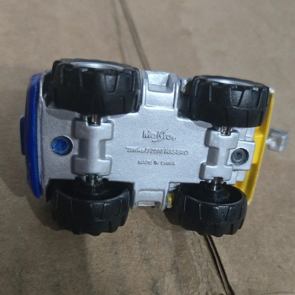 Tonka Chuck and Friends Tow Truck Blue Yellow Maisto Hasbro 2000 Diecast Toy